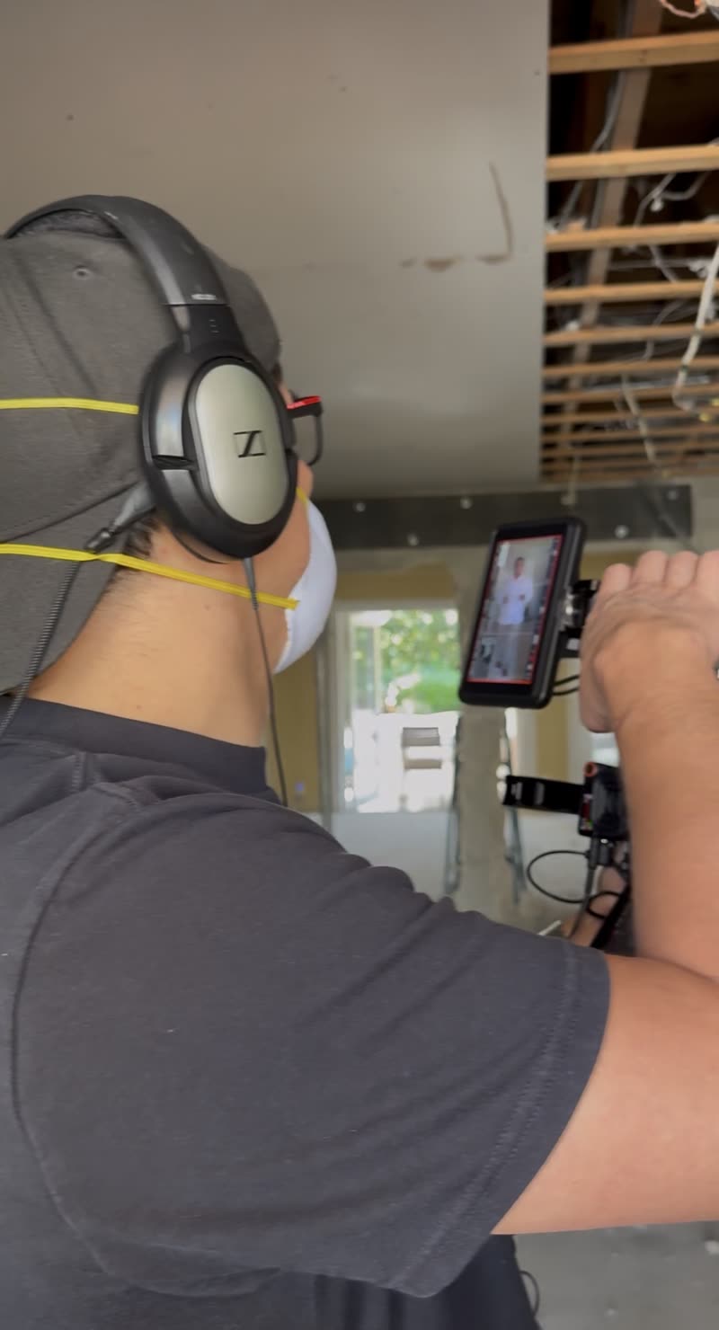 Camarógrafo de EA Creative grabando en una obra en construcción