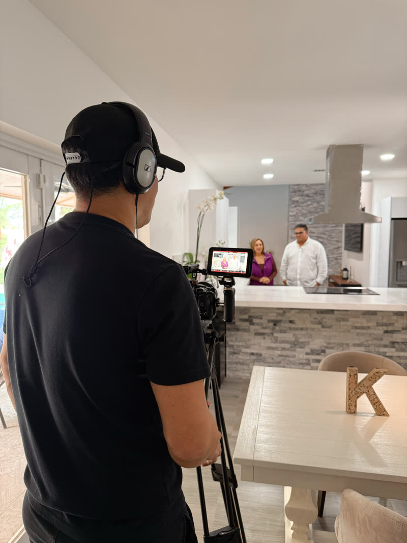Grabación de testimonial de clientes en una cocina remodelada