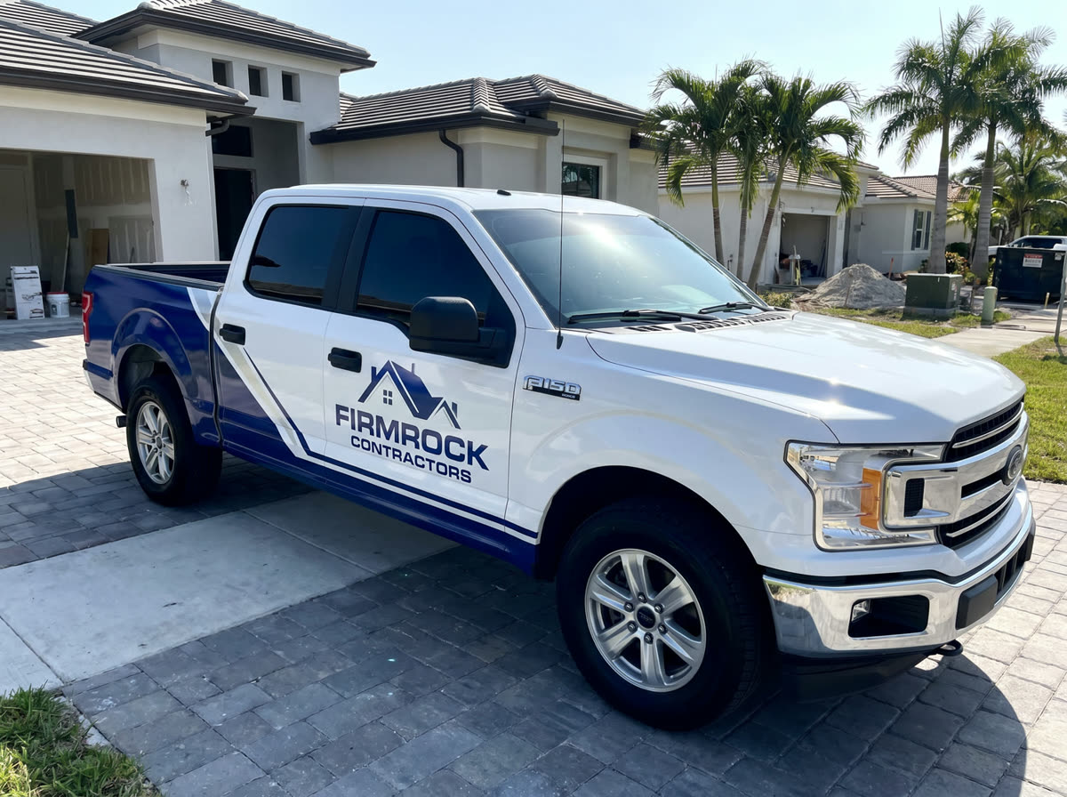 Camioneta de trabajo con rotulación FirmRock